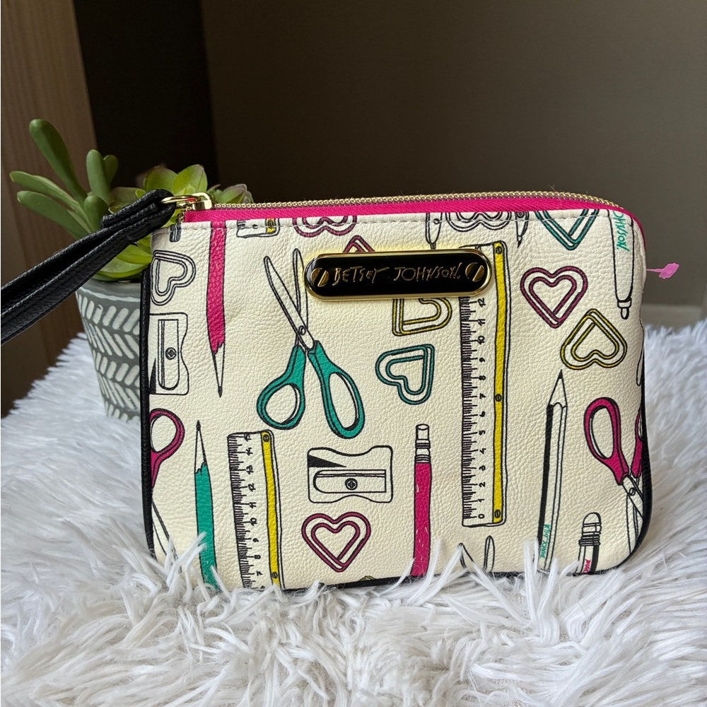 Betsey Johnson Wristlet🤍